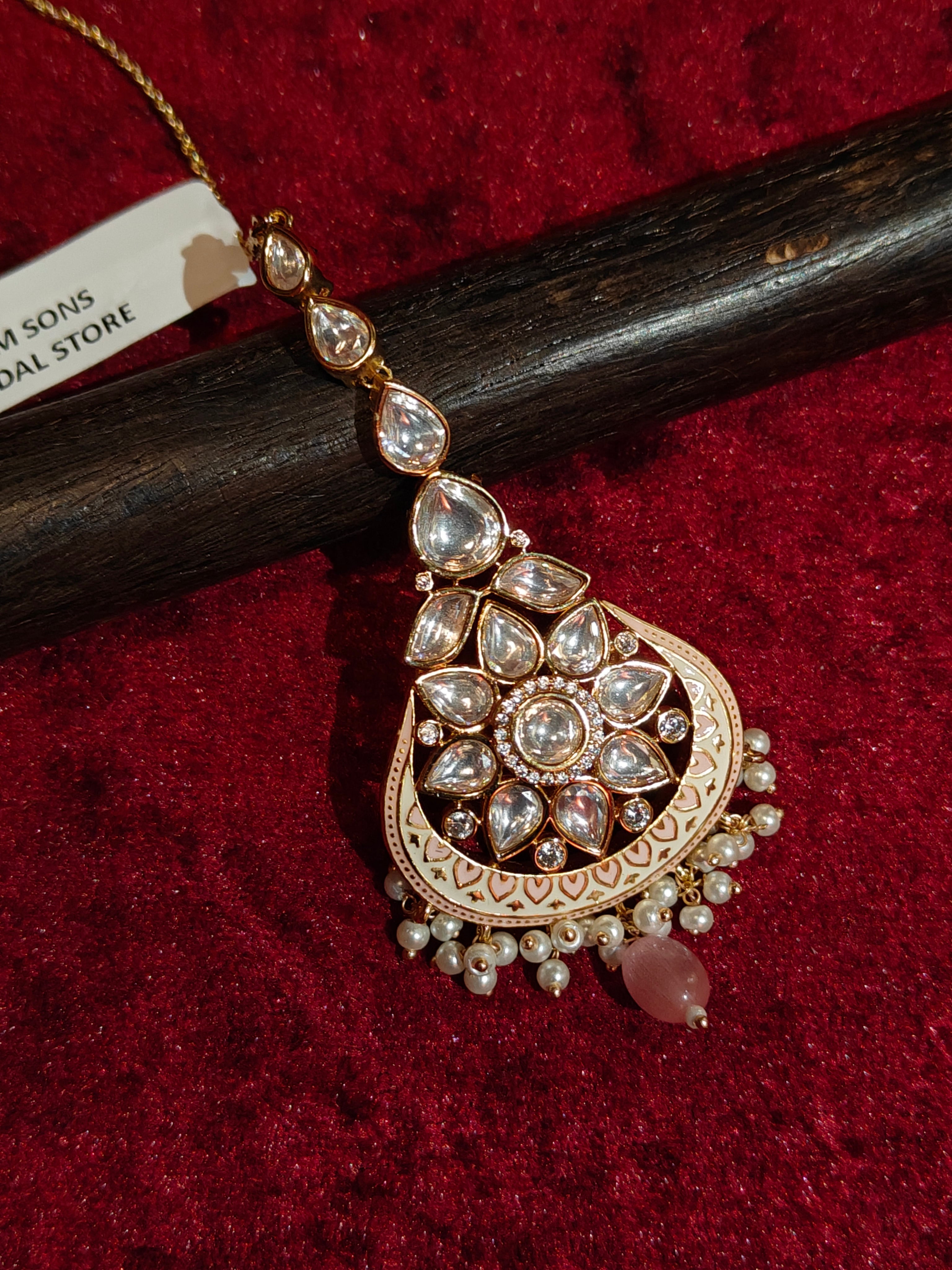 Kundan Maang Tikka