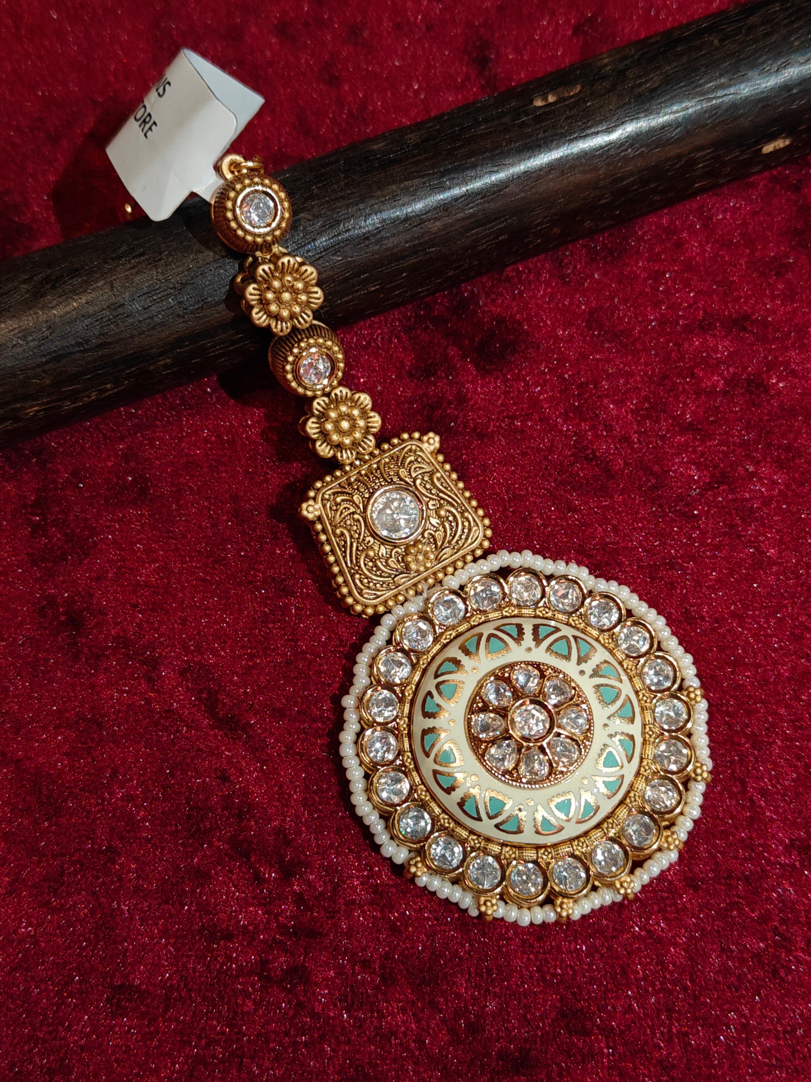 Kundan Maang Tikka