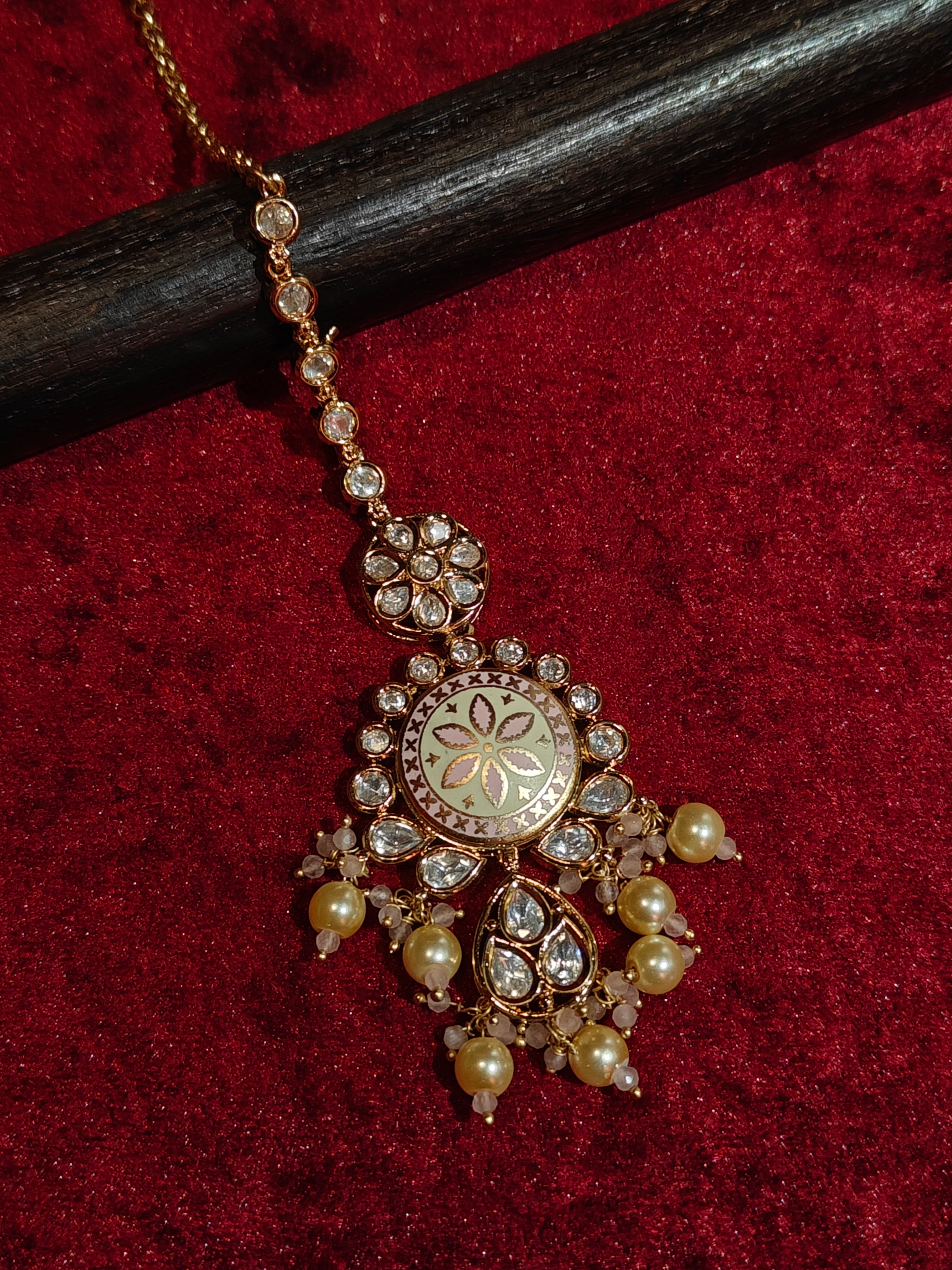 Kundan Maang Tikka