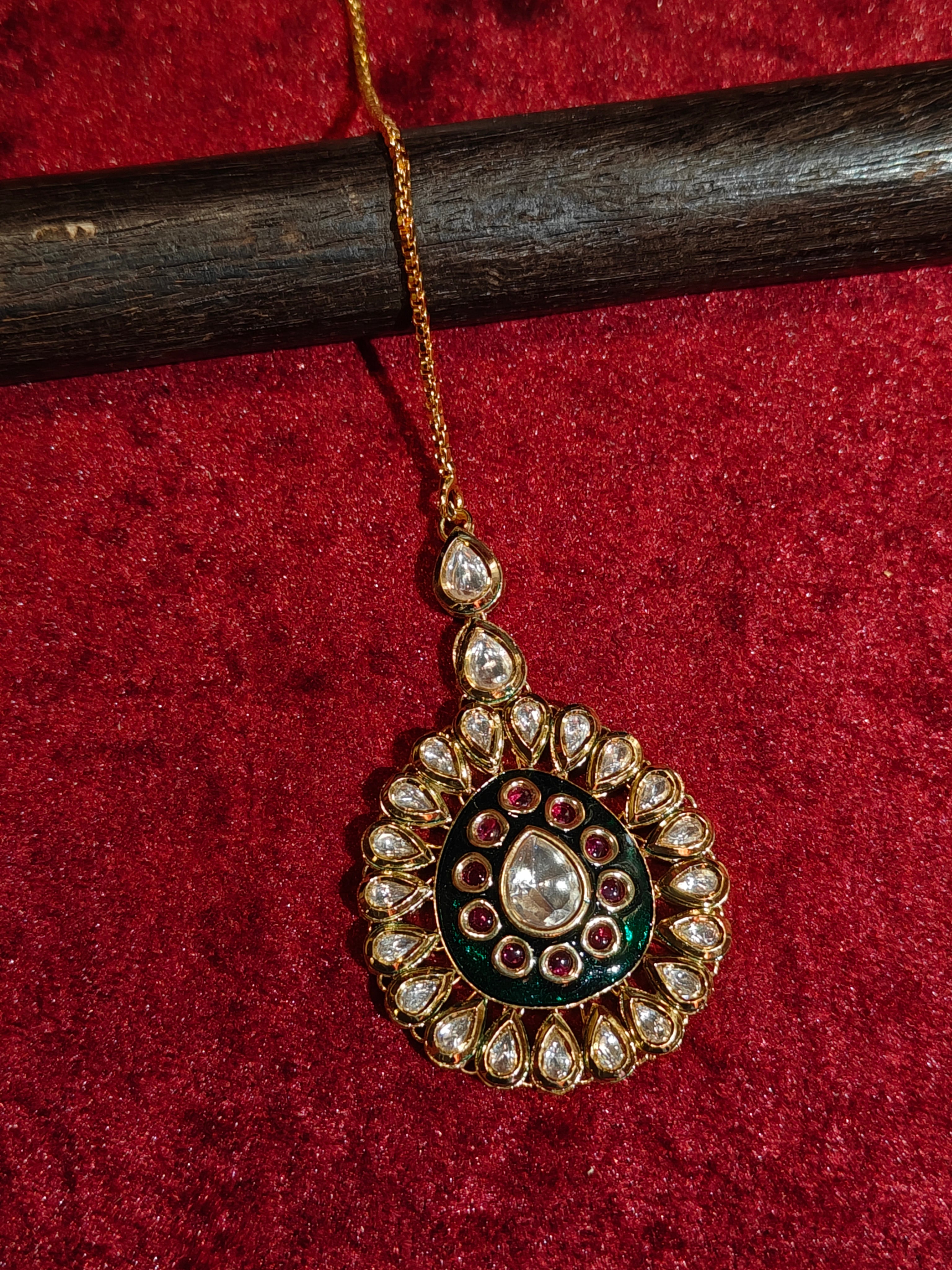 Kundan Maang Tikka