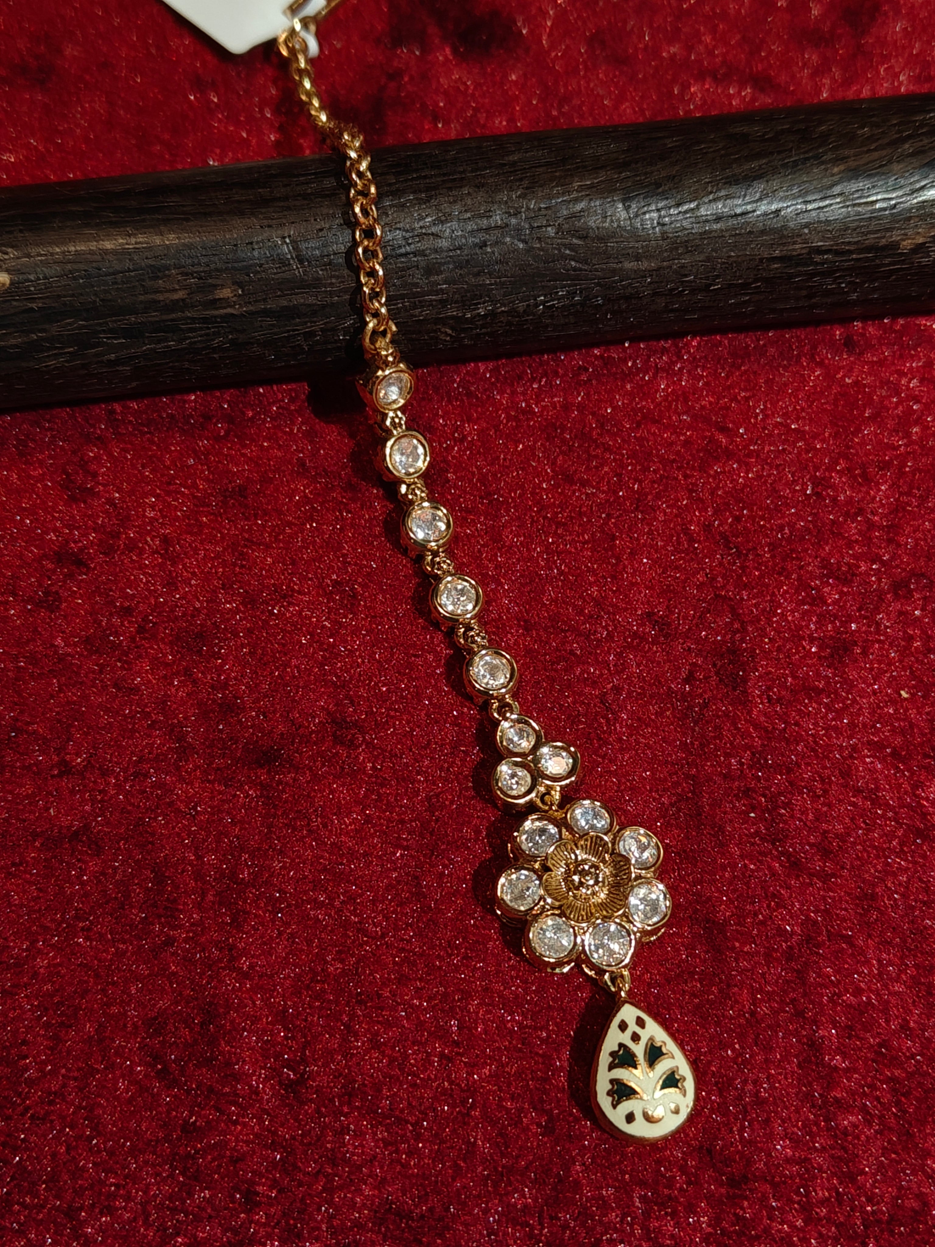 Kundan Maang Tikka